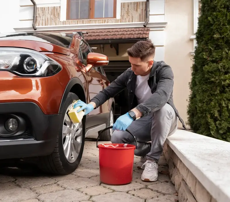 Lavage auto à domicile Auzouer-en-Touraine : professionnel intervenant sur un véhicule